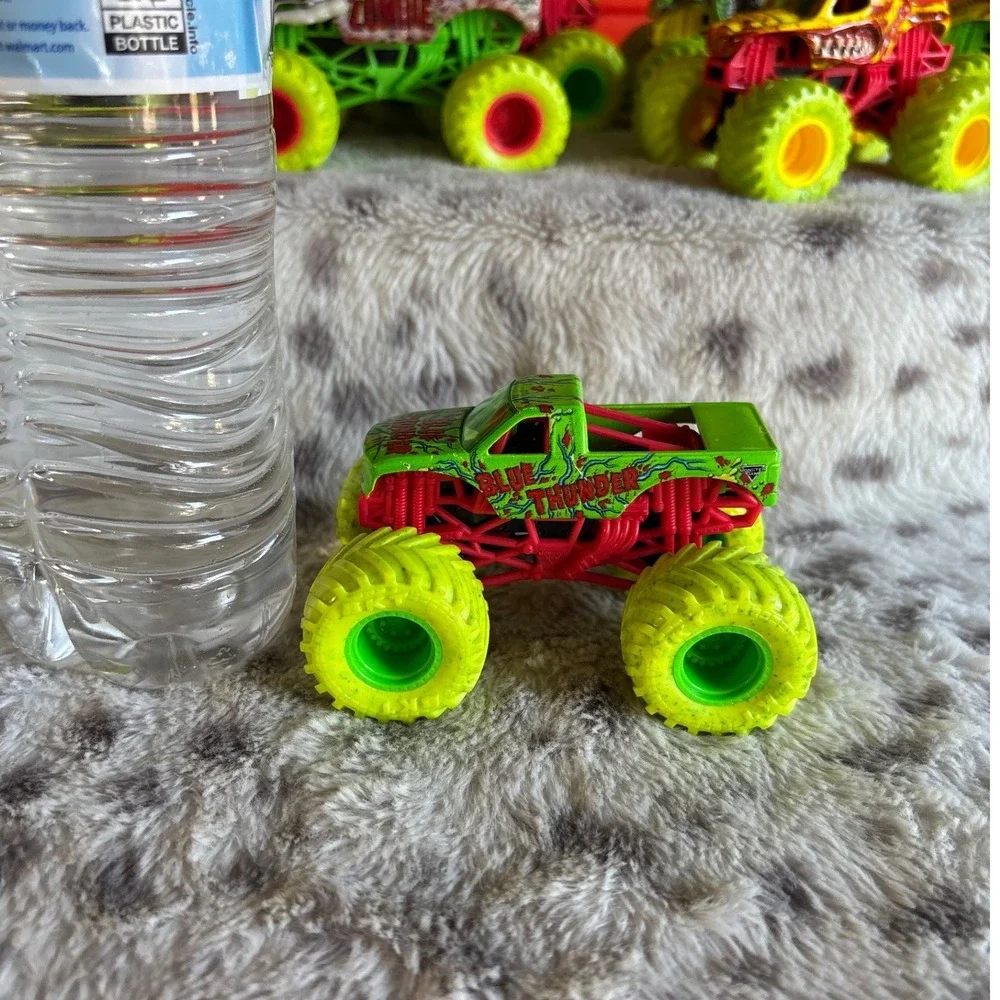 Hot Wheels Monster Jam Blue Thunder Monster Truck Neon Green Red 1:64 00605DFT